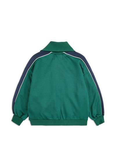 Zelená mikina s vysokým golierom, námornícke modré bočné panely, biele doplnky a manžety. Mäkká textúra s voľným strihom.