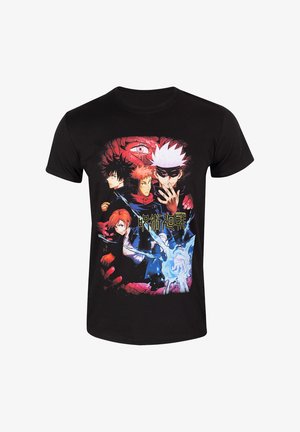 Zwarte T-shirt met kleurrijke grafische kunst van vier personages in dynamische poses, tegen een rode en donkere achtergrond.