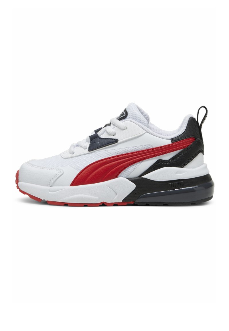 Scarpa sportiva bianca con una striscia rossa, dettagli neri, materiali in rete e sintetici, suola in gomma, design con lacci e un laccetto sul retro.