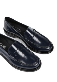 Granatowe lakierowane mokasyny z ozdobnym przeszyciem, klasycznym czubkiem typu moc toe oraz gładkim, błyszczącym wykończeniem. Czarna gumowa podeszwa zapewniająca trwałość.