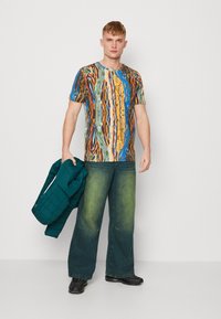 Carlo Colucci UNISEX - Marškinėliai su spaudiniu - petrol/yellow/green/offwhite
