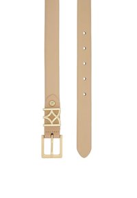 Naakte lederen riem met een goudkleurige metalen gesp met een geometrisch ontwerp, vijf verstelgaten en een gladde textuur.