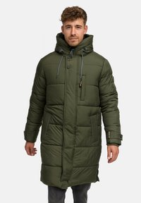 Zielona, pikowana kurtka z wysokim kołnierzem, z przodu zapinana na zatrzaski i zamek błyskawiczny, ze sznurkiem w kapturze, bocznymi kieszeniami oraz teksturowymi akcentami na rękawach.