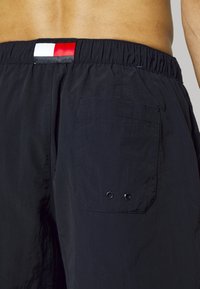 Tommy Hilfiger MEDIUM DRAWSTRING - Swimming shorts - desert sky