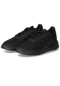Czarne buty sportowe z siateczkową cholewką, teksturowanym wzorem, płaskimi sznurówkami i trzema charakterystycznymi paskami po bokach. Gumowa podeszwa dla lepszej przyczepności.