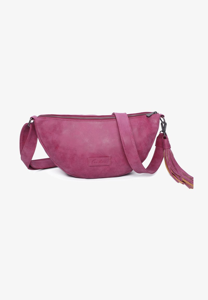 Borsa a tracolla in pelle rosa con forma arrotondata, chiusura con zip, tracolla regolabile e un tassello decorativo attaccato di lato.