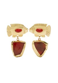 Złote kolczyki w kształcie rybek z czerwonymi akcentami w postaci kaboszonów oraz wiszącymi, łezkowymi czerwonymi kamieniami o teksturowanych krawędziach.