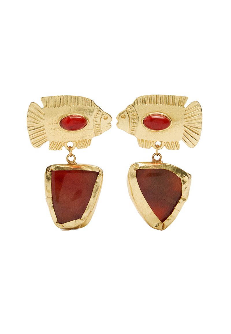 Złote kolczyki w kształcie rybek z czerwonymi akcentami w postaci kaboszonów oraz wiszącymi, łezkowymi czerwonymi kamieniami o teksturowanych krawędziach.
