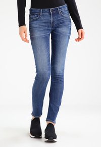 Blå smala jeans i denim, med en klassisk femfickdesign, lätt blekning och en nederkant som slutar ovanför ankeln.