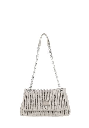 Borsa a tracolla grigia trapuntata realizzata in materiale sintetico, con catena e placca logata in metallo. La texture è morbida con un motivo arricciato.