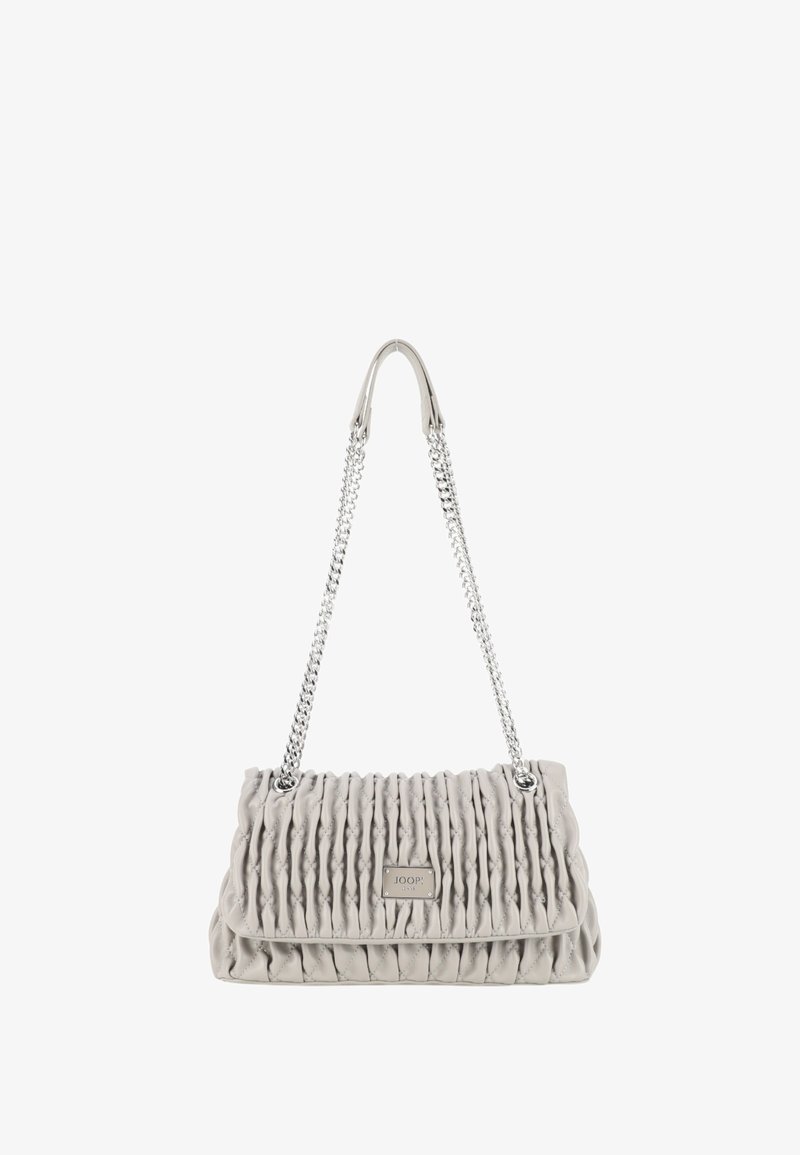 Šedá prošívaná kabelka vyrobená z umělého materiálu s řetízkovým popruhem a kovovou logovou destičkou. Textura je měkká s nařaseným vzorem.