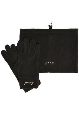 Sorte fleecehandsker og halsvarmer sæt med hvid "pray" broderi. Handskerne har et fem-finger design; halsvarmeren inkluderer en justeringssløjfe.