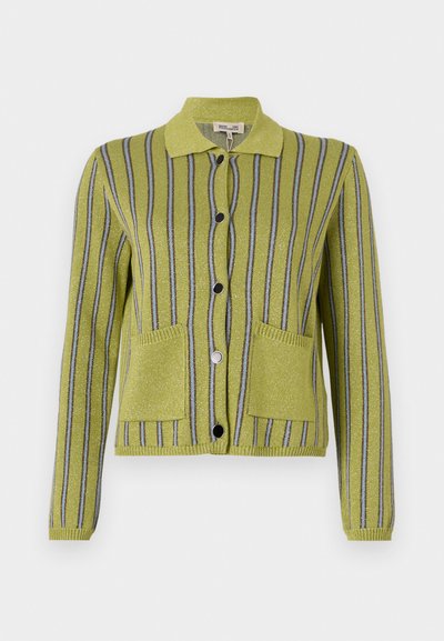 Cardigan verde în dungi, cu un guler, având dungi verticale albastre și argintii, două buzunare frontale și nasturi negri.