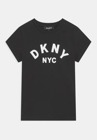 Czarna bawełniana koszulka z okrągłym dekoltem i krótkimi rękawami. Na piersi znajduje się biały nadruk z napisem "DKNY NYC".