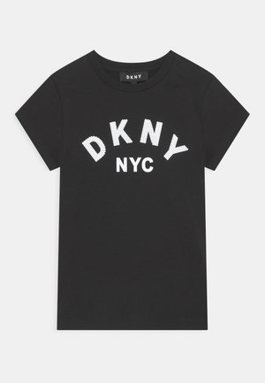 Camiseta de algodón negra con cuello redondo y mangas cortas. Tiene un texto impreso en blanco que dice "DKNY NYC" en el pecho.