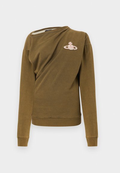 Μακρυμάνικο φούτερ σε ελιά πράσινο με ασύμμετρο ντεκολτέ και μικρό κεντημένο ροζ λογότυπο σφαίρας στο αριστερό στήθος.