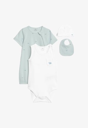 L'ensemble comprend une robe à manches courtes côtelée bleu clair, un body blanc avec une poche en forme de baleine, un bavoir assorti et un chapeau blanc avec des accents.