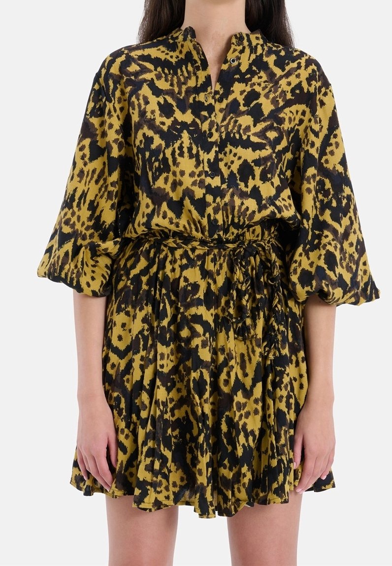 Sukienka z krótkim rękawem w kolorze żółtym z czarnym i brązowym wzorem leopardzim, z zapięciem na guziki z przodu i elastycznym pasem z opcją regulacji.
