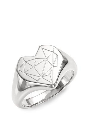 Silberner Ring mit einem herzförmigen Aufsatz, der mit einem geometrischen Origami-Katzenmotiv graviert ist, auf weißem Hintergrund.