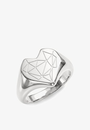 Silberner Ring mit einem herzförmigen Aufsatz, der mit einem geometrischen Origami-Katzenmotiv graviert ist, auf weißem Hintergrund.
