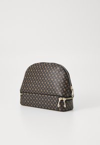 Borsa con zip di colore marrone, con motivo, forma arrotondata, hardware in tono oro e materiale in pelle sintetica texturizzata.
