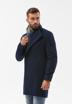 Cappotto di lana navy con colletto a scollo a V, caratterizzato da un solo bottone, tasche laterali e sciarpa grigia testurizzata. Design slim-fit con linee pulite.