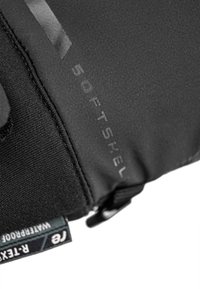 Schwarzer Softshell-Stoff mit wasserabweisender Textur, versehen mit einem Reißverschluss und Branding-Details an der Oberfläche sowie einem Seitenetikett zur Wasserdichtigkeit.