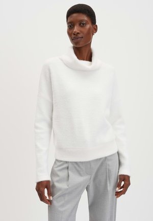 Maglione a collo alto bianco, con una trama morbida e una vestibilità comoda, rifinito con bordi a coste, abbinato a pantaloni grigi chiari su misura.