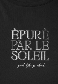 Svart tygtröja med vit tryckt text: "ÉPURÉ PAR LE SOLEIL" och "good things ahead" i en blandning av serif- och kursiv typsnitt.