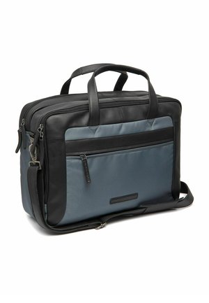 Schwarze Leder- und graue Stoff-Laptoptasche mit zwei oberen Tragegriffen, Reißverschlussfächern und verstellbarem Schultergurt. Glatte Textur und elegantes Design.