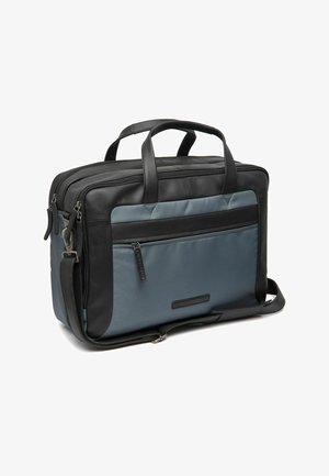 Sac à ordinateur en cuir noir et tissu gris avec des poignées supérieures doubles, des compartiments zippés et une bandoulière réglable. Texture lisse et design élégant.