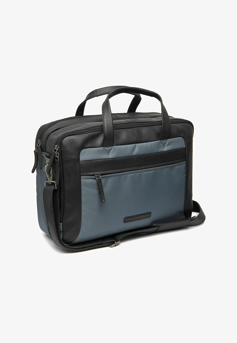 Schwarze Leder- und graue Stoff-Laptoptasche mit zwei oberen Tragegriffen, Reißverschlussfächern und verstellbarem Schultergurt. Glatte Textur und elegantes Design.