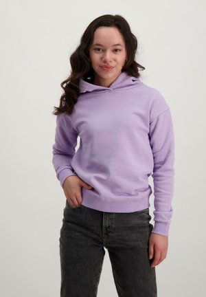 Lavendel hoodie met een kangoeroezak en ribgebreide boorden, in combinatie met donkergrijze jeans. Soepele textuur, casual pasvorm en pullover stijl.