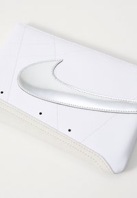 Nike Sportswear ICON BLAZER WRISTLET LARGE UNISEX - Portafoglio - white/metallic silver