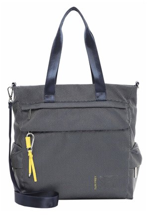 Sac cabas bleu foncé texturé avec doubles poignées, bandoulière détachable, poche zippée à l'avant et tirette avec pompon jaune.