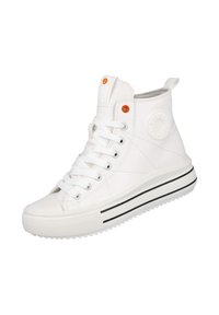Zapatilla alta de canvas blanca con rayas negras en la suela, diseño de cordones, acento naranja, detalle de logo redondo y punta de goma texturizada.