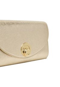 Gouden metallic leren clutch met een gebogen klep, voorzien van een ronde gouden sluiting en een gladde, gestructureerde afwerking.