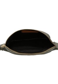 Borsa in pelle verde con interno nero, chiusura con zip e dettagli in metallo dorato. Presenta un unico scomparto e una tasca con zip.
