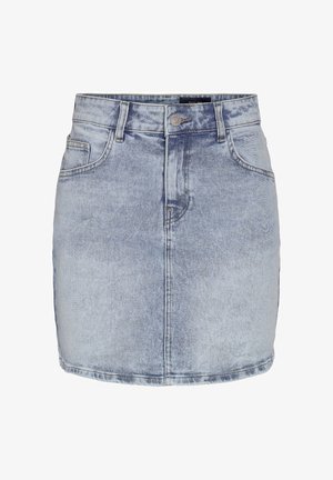 Fustă mini din denim bleu deschis, cu nasturi pe față, fermoar, găici pentru curea și două buzunare frontale pe un fundal alb.