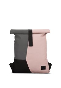 Rulltop ryggsäck i grått, ljusrosa och svart tyg. Har en minimalistisk design, texturerad yta och justerbara remmar.