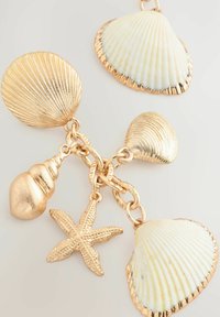 Charm in goldfarb mit zwei Muschelformen und einem Seestern, ausgestattet mit detaillierten Texturen. Enthält ein spiralförmiges Muschel-Element.