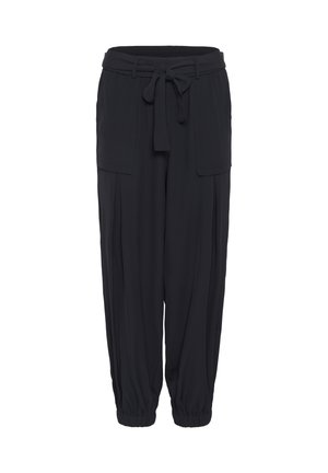 Pantalon noir ample avec des poignets élastiques, des poches devant et une ceinture en tissu nouée à la taille.