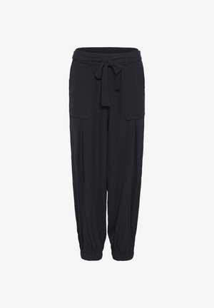 Pantaloni neri larghi con polsini elasticizzati, tasche anteriori a patta e una cintura in tessuto annodata in vita.
