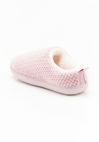 Roze stoffen slipper met een gestructureerd gebreid oppervlak en een zachte, pluche binnenkant. Hij heeft een gevoerde zool en een kleine stoffen lus aan de achterkant.
