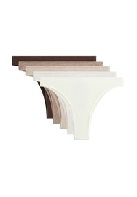 Lot de six strings déclinés dans différentes teintes : marron foncé, marron clair, beige, crème et blanc cassé. Fabriqués à partir d'un tissu doux avec des bords sans coutures.