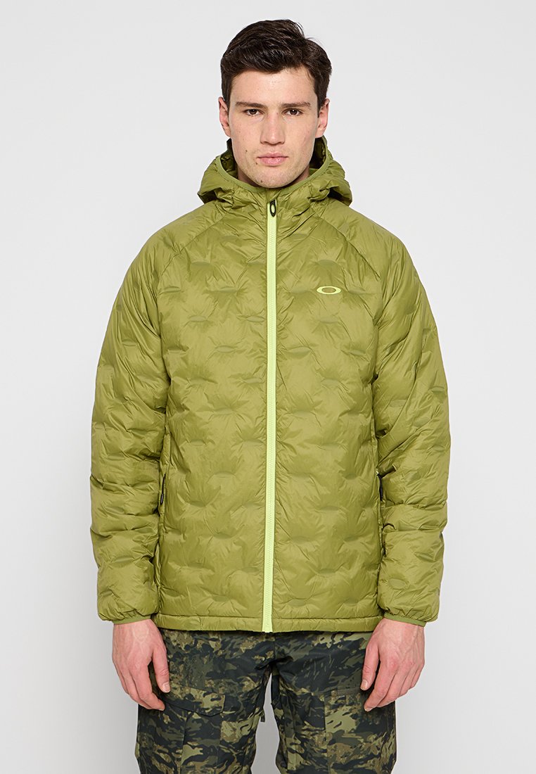 Chaqueta acolchada verde con capucha, que cuenta con una cremallera en un verde claro contrastante y una superficie texturizada. Logo visible en el pecho.