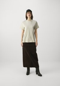 Calvin Klein MULTI LOGO REGULAR T-SHIRT - Basic póló - wood ash