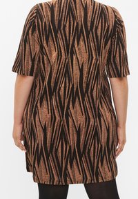 Brązowo-czarna sukienka z wzorem w zygzak, krótkimi rękawami, miękką teksturą i luźnym krojem, sięgająca do połowy uda.