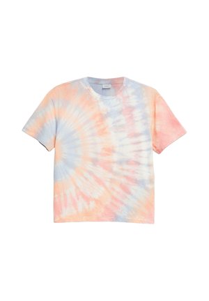 Koszulka z krótkim rękawem i okrągłym dekoltem z pastelowym różowym, niebieskim i białym spiralnym wzorem tie-dye na jednolitym tle.