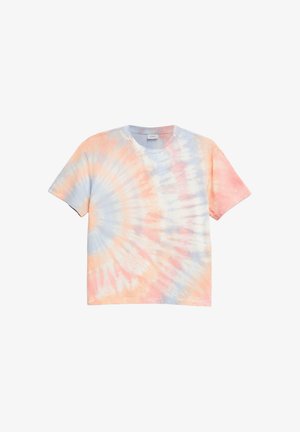 T-shirt met korte mouwen en ronde hals met een pastelroze, blauwe en witte spiraalvormige tie-dye print op een effen achtergrond.